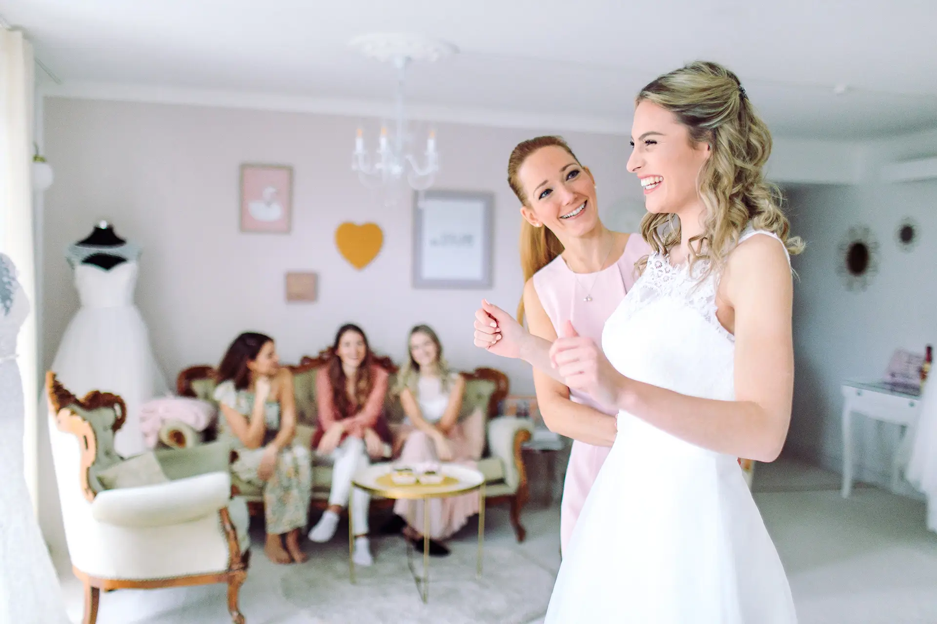 Brautmode Koblenz - Brautkleid - Hochzeitsplanung - Brautmodegeschäft - Braut freut sich