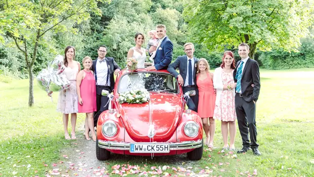 Hochzeitsfotograf Koblenz - Gruppenbilder - Familienfoto - Foto mit der Familie auf einer Hochzeit - Vorschaubild für Portfolio