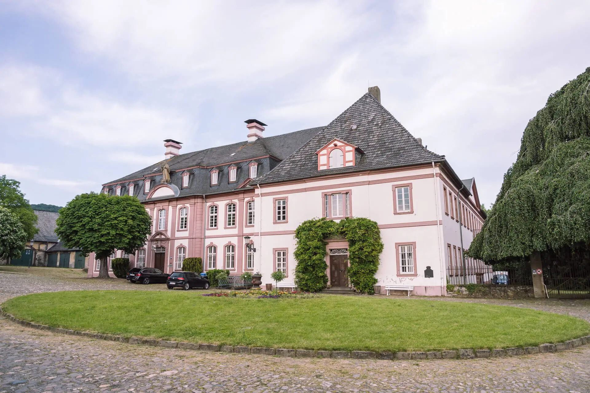 Hochzeitslocation Koblenz - Abtei Rommersdorf - Aussenbereich - Innenhof