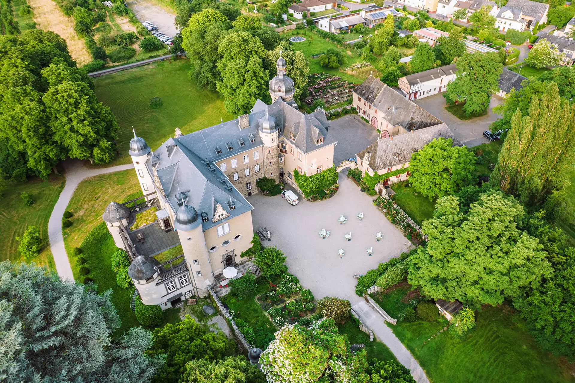 Hochzeitslocation Koblenz - Burg Namedy - Drohnenaufnahme vom Außenbereich