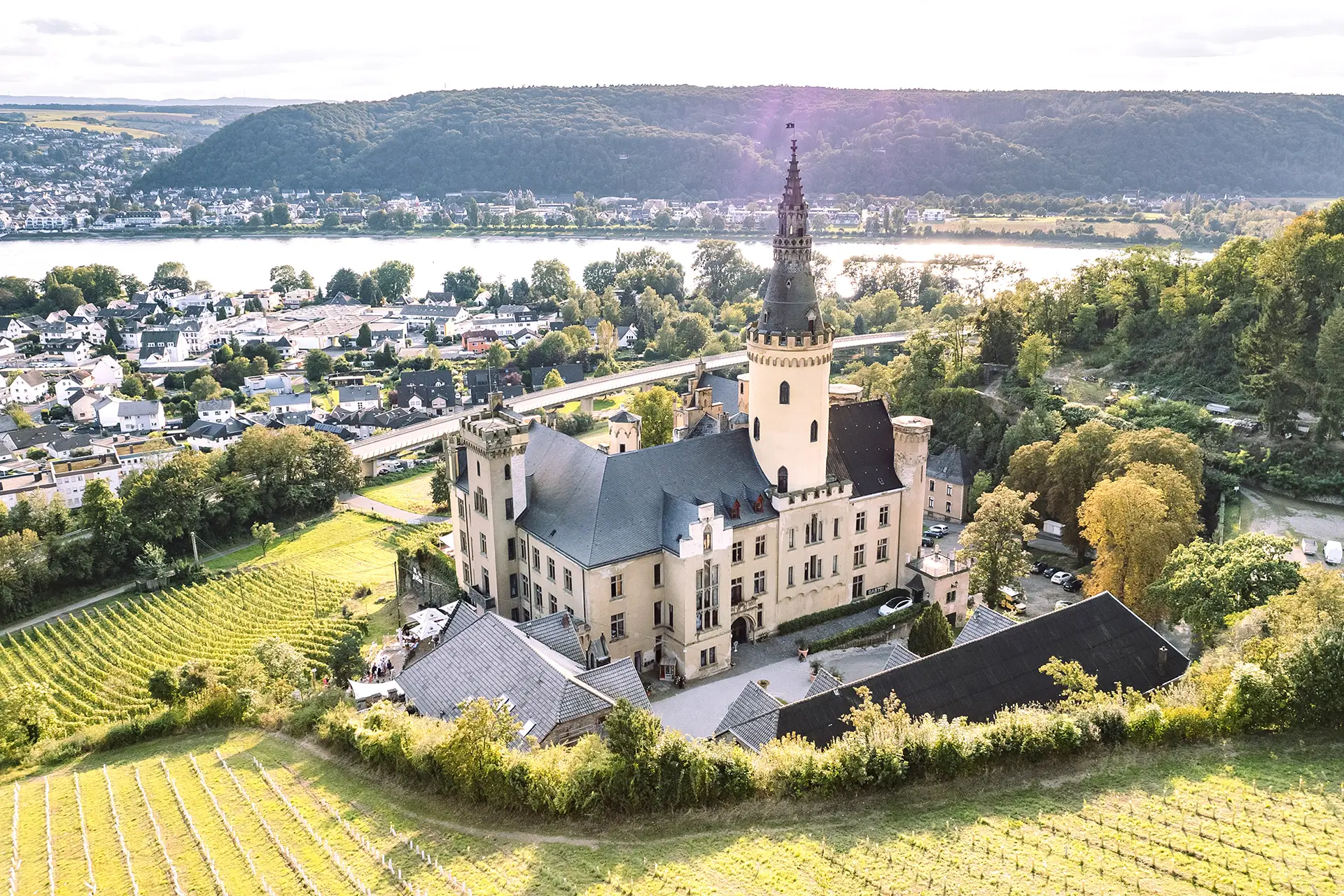 Top 10 Hochzeitslocations in Koblenz und Umgebung 31 Hochzeitslocation Koblenz - Schloss Arenfels in Bad Hönningen - Luftaufnahme